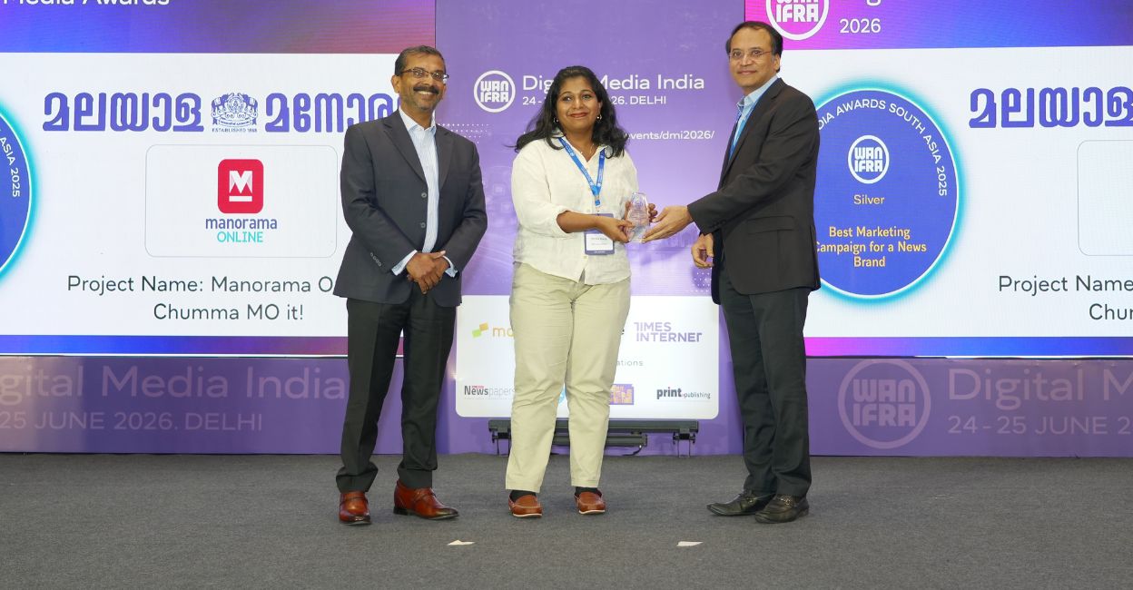 Onmanorama Associate Producer Haritha Sharly Benjamin receives the Silver Award in the Best Marketing Campaign category from WAN-IFRA Chief Operating Officer Thomas Jacob and WAN-IFRA South Asia Director Makhdoom Mohamed.