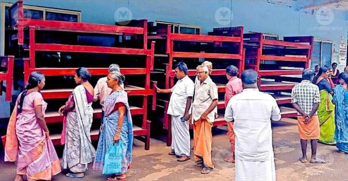 Beneficiaries and local residents protest against the distribution of deteriorated cots meant for elderly tribal beneficiaries in Panathady panchayat. Photo: Special arrangement
