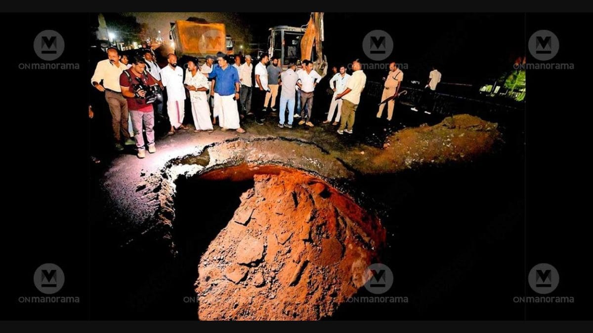 Sinkhole ‪ Road caves in on Cherthala NH overbridge, leaving 4-metre-deep