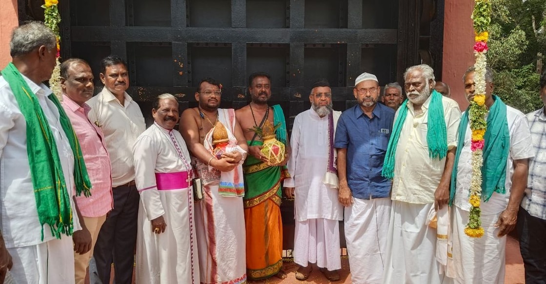 Tamil Nadu farmers and officials participate in an interfaith prayer near the Thekkady regulator, where water from the Mullaperiyar Dam is released to Tamil Nadu. Photo: Special arrangement