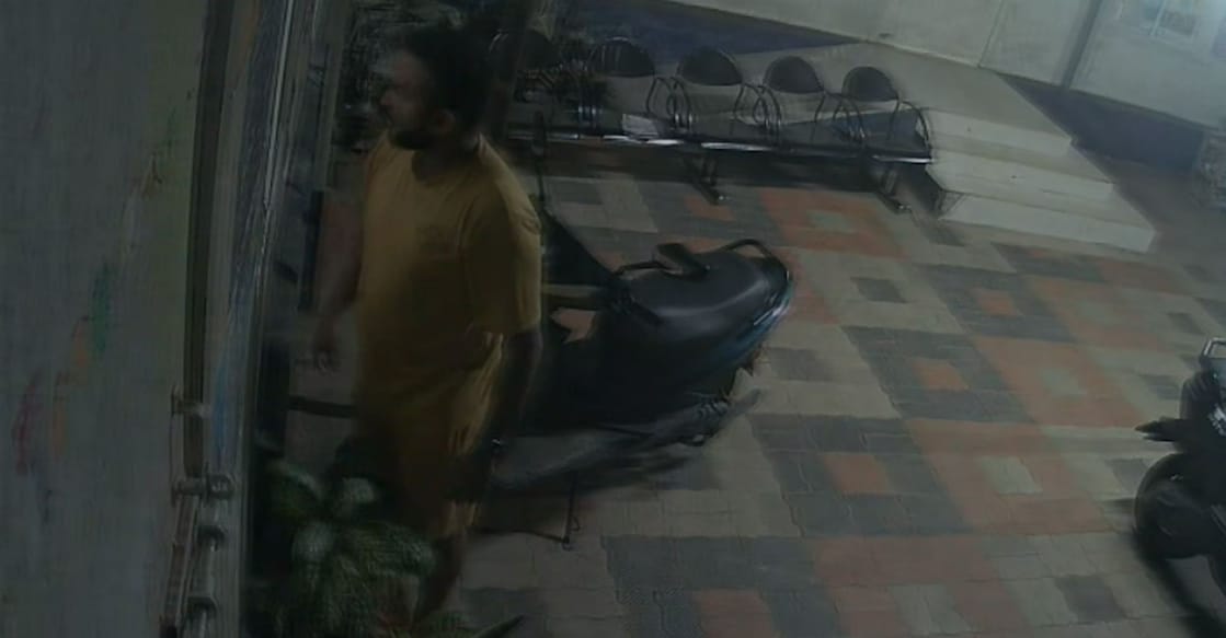 The man entered the KSEB office premises, confronted employees on duty and damaged property. Photo: Screengrab/CCTV visuals