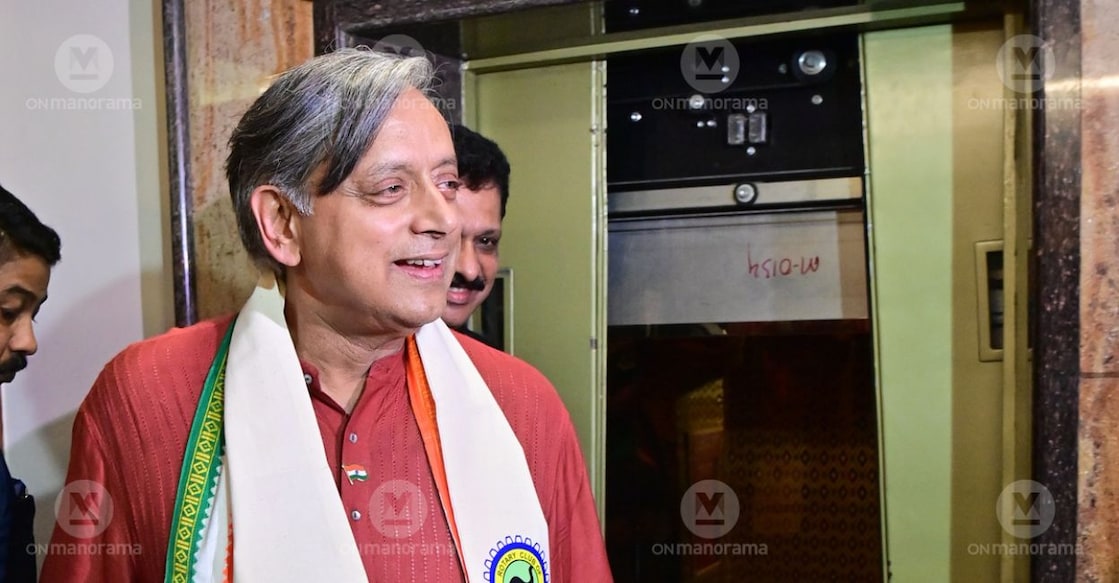 Shashi Tharoor and his staff at the hotel in Thiruvananthapuram. Photo: Manoj Chemancheri/Manorama