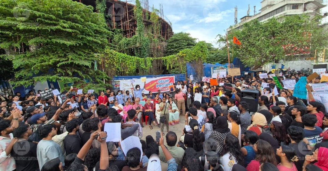 The gathering at Kochi’s High Court Junction on Thursday evening in solidarity with the Cockroach Janta Party (CJP) youth movement protesting at Delhi's Jantar Mantar. Photo: Onmanorama.