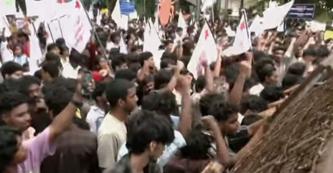 A screengrab showing SFI workers staging a protest in Kochi. Photo: Manorama News 
