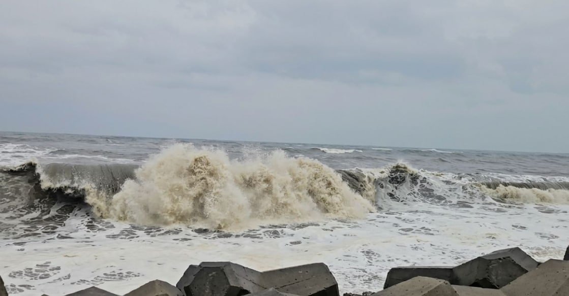 chellanam sea tides