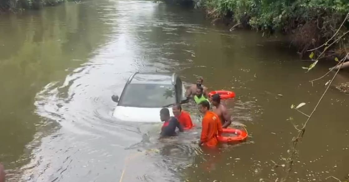 Local residents and Fire and Rescue Services personnel used ropes to pull the vehicle ashore. Photo: Special Arrangement. 