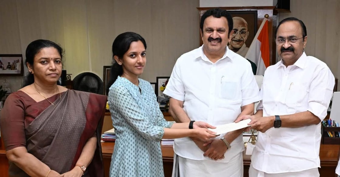 Niranjana receives the appointment order from Chief Minister V D Satheesan. Her mother, Manjusha, and Health and Devaswom Minister K Muraleedharan are also present. Photo: VD Satheesan/ Facebook. 