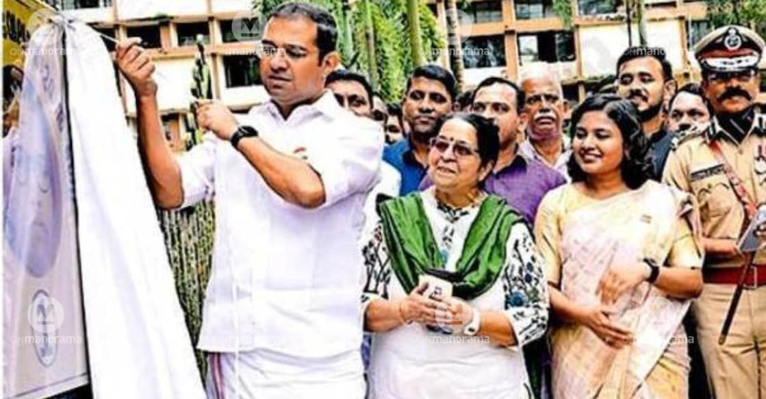 Minister Roji M John inaugurates the naming of the gates at the Kakkanad Collectorate after prominent social reformers and literary figures. Thrikkakara MLA Uma Thomas, Collector G Priyanka, City Police Commissioner S Kaliraj Maheshkumar are also seen. Photo: Special Arrangement.