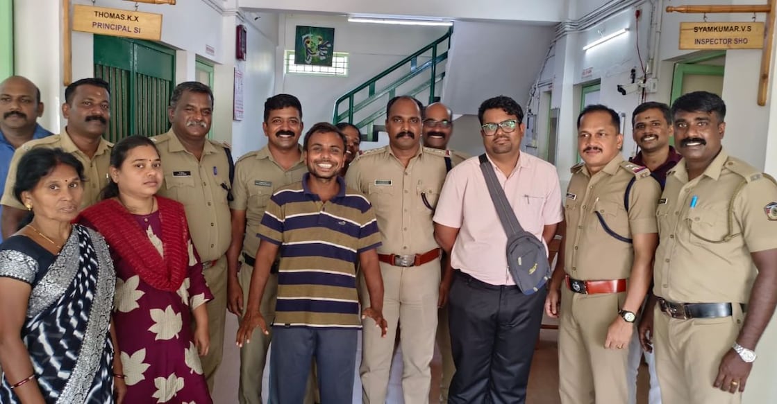 Rashtrpal Manohar Chahandae with his family and the officers of Mulavukad police station before returning to Maharashtra. Photo: Special Arrangement. 