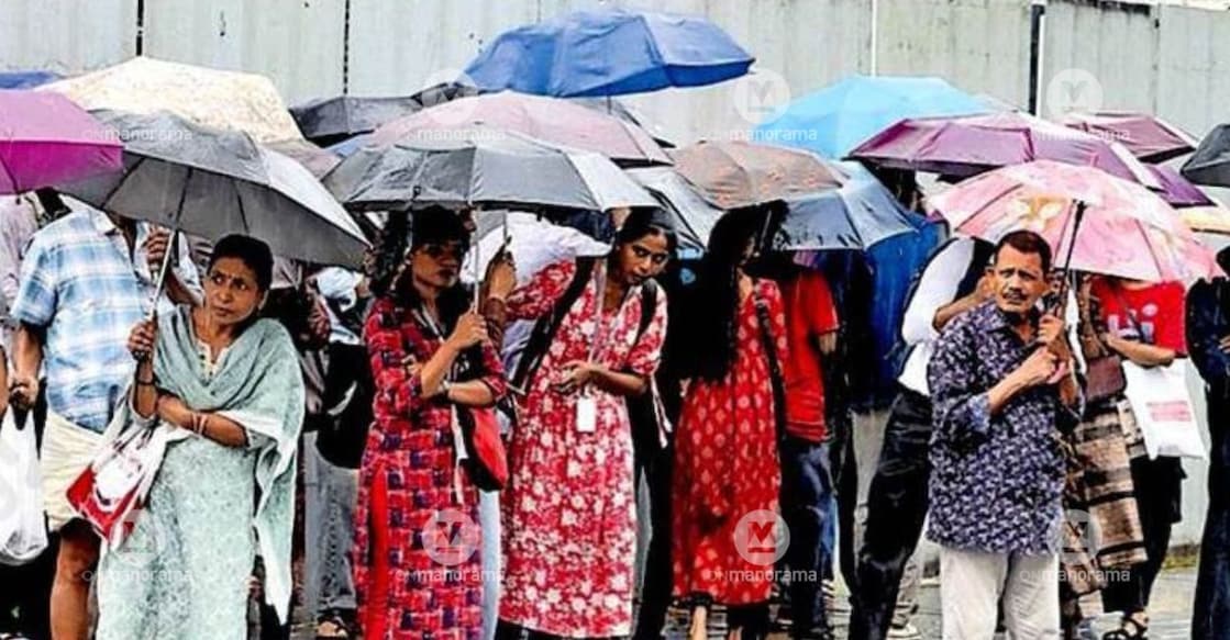 Commuters waiting for bus at High Court Junction in Kochi. Photo: Special arrangement
