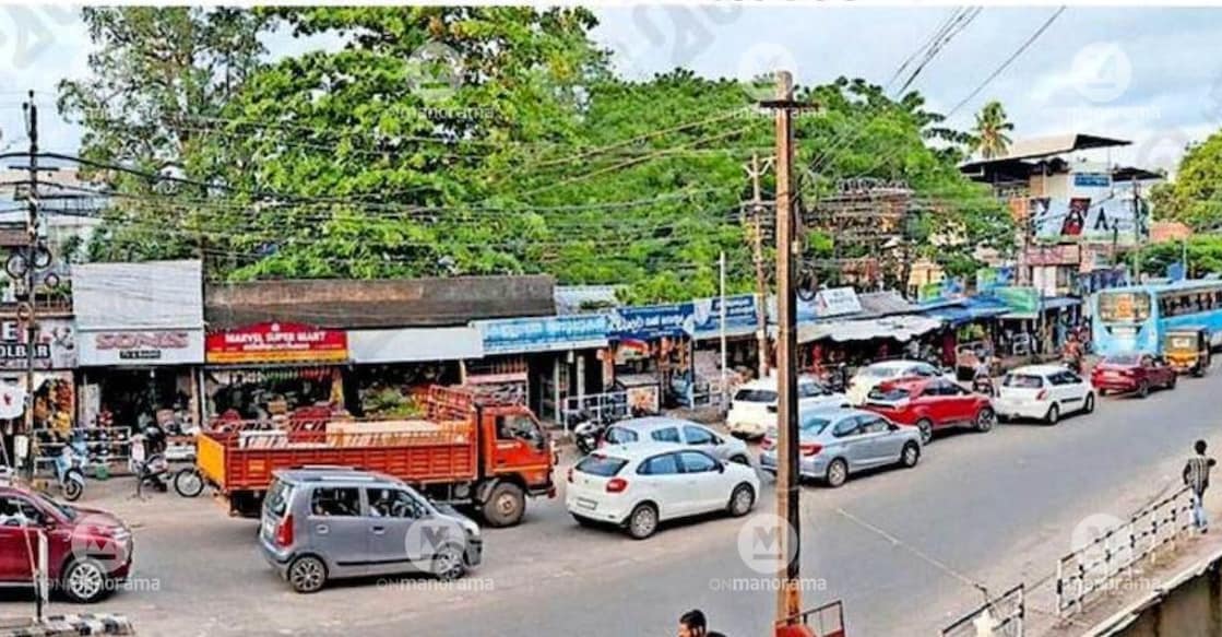 Vehicles caught in a traffic snarl on KP Road between Park Junction and the Kayamkulam police station. Photo: Special Arrangement.