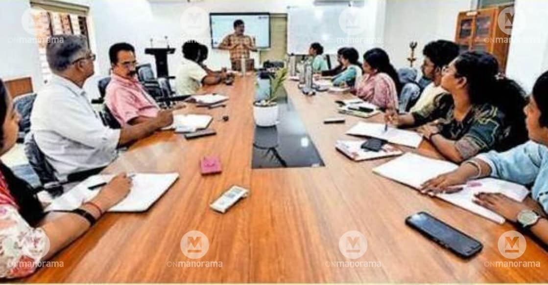 Thanjavur ICHR project fellow Dr S Rajendu conducts a class on ancient scripts at Vallathol Vidyapeetham. Photo: Special Arrangement.