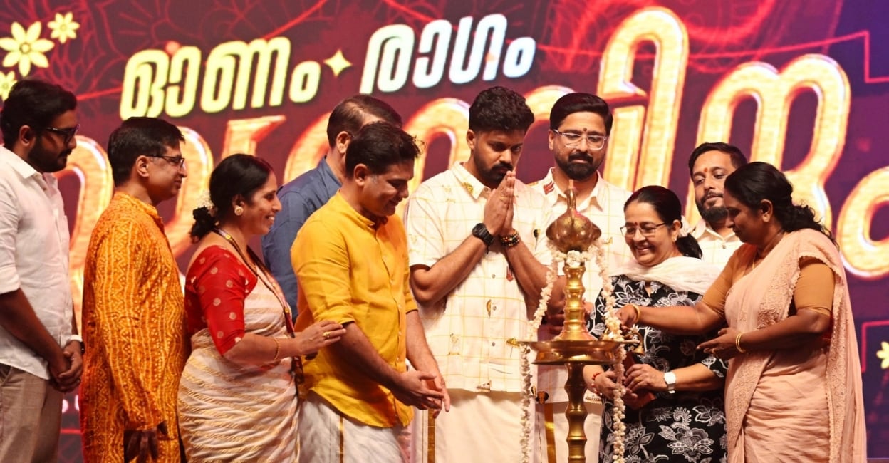 Thousands attended a devotional music event in Kochi, featuring the Nandagovindam bhajan team and playback singer K.S. Harishankar, creating a.Onam Ragam Nandagovindam, Kochi music event, Jawaharlal Nehru International Stadium, Nandagovindam bhajan team, K.S. Harishankar performance, Malayala Manorama event, Devotional music festival, Ernakulam cultural celebration, Biju Dhvanitarang dance, Onam festival Kochi, Playback singer Harishankar, Nandagovindam devotional songs, Grand musical evening Ernakulam, Eastern Group sponsor, Winsmera Jewels co-sponsor
