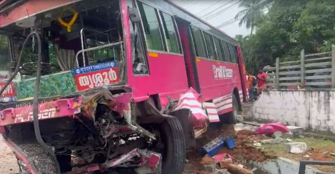 The private bus that rammed into multiple vehicles at Kunnamkulam in Thrissur on Thursday afternoon. Photo: Special Arrangement