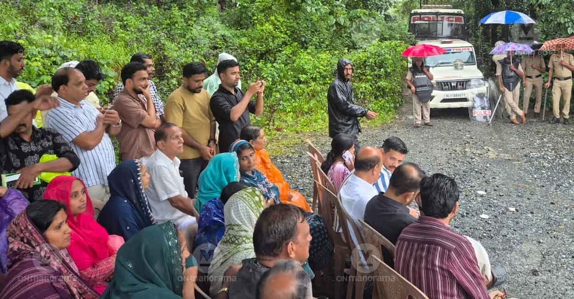 Kozhikode residents protest against the Fresh Cut waste plant. Photo: Onmanorama