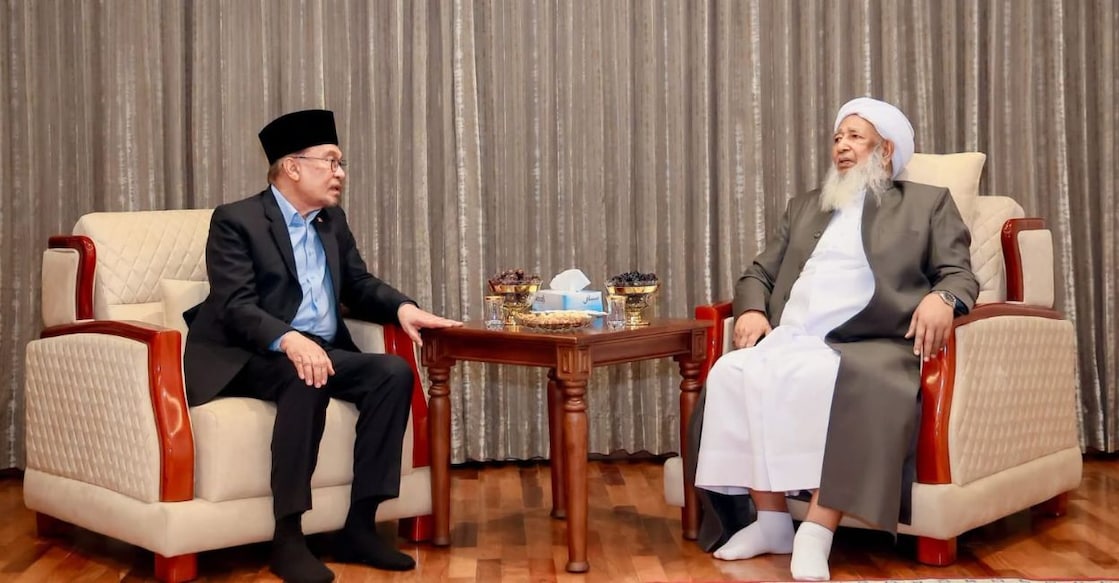 Malaysian Prime Minister Anwar Ibrahim with Kanthapuram AP Aboobacker Musaliyar at Karanthoor Markaz on Sunday. Photo: Special Arrangement. 