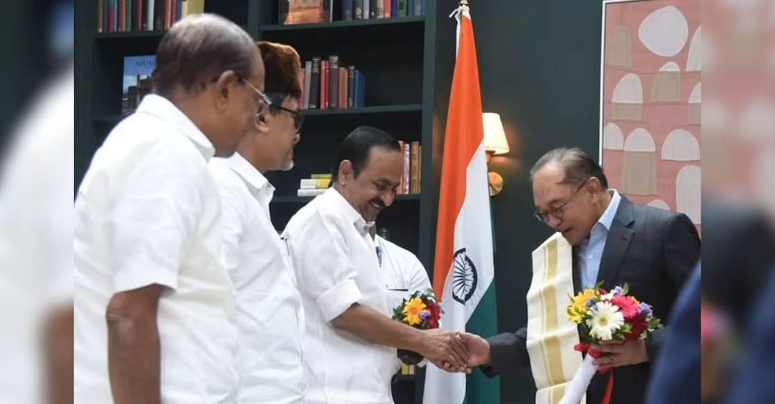 Chief Minister VD Satheesan along with Industry Minister PK Kunhalikkutty and Panakkad Sadiqali Shihab Thangal visiting Malaysian Prime Minister Anwar Ibrahim. Photo: special arrangement