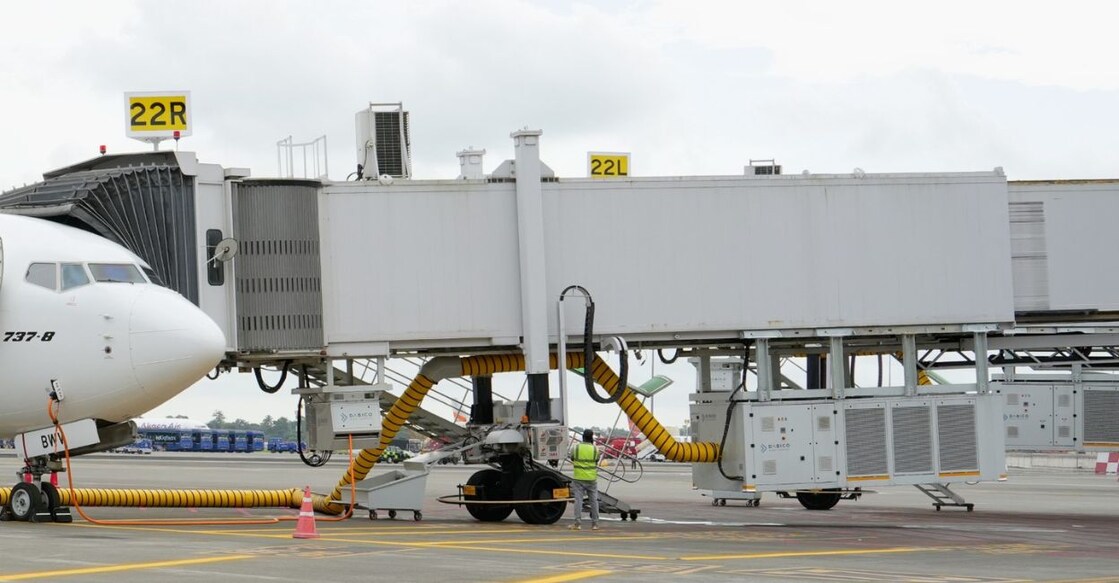 The airport operator is introducing Bridge-Mounted Equipment (BME) at its aerobridges, a system that is expected to prevent approximately 122–145 kg of carbon dioxide emissions per hour of operation, in addition to reducing noise on the airport apron. Photo: Special Arrangement. 