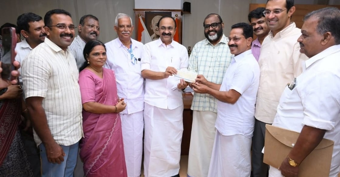 picture - ksrtc-40-lakh-cheque