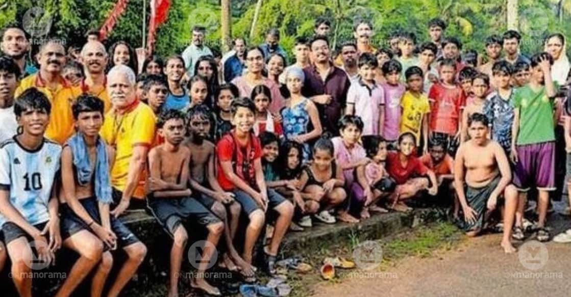 Children from the new batch of Poyya Panchayat's swimming training program, pictured with Panchayat officials and trainers. Photo: Manorama.
