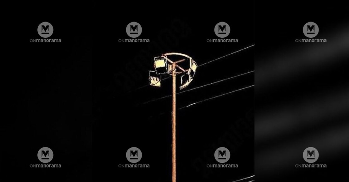 Non-functional mini-mast light at Poomkavu Junction. Photo: Special Arrangement.
