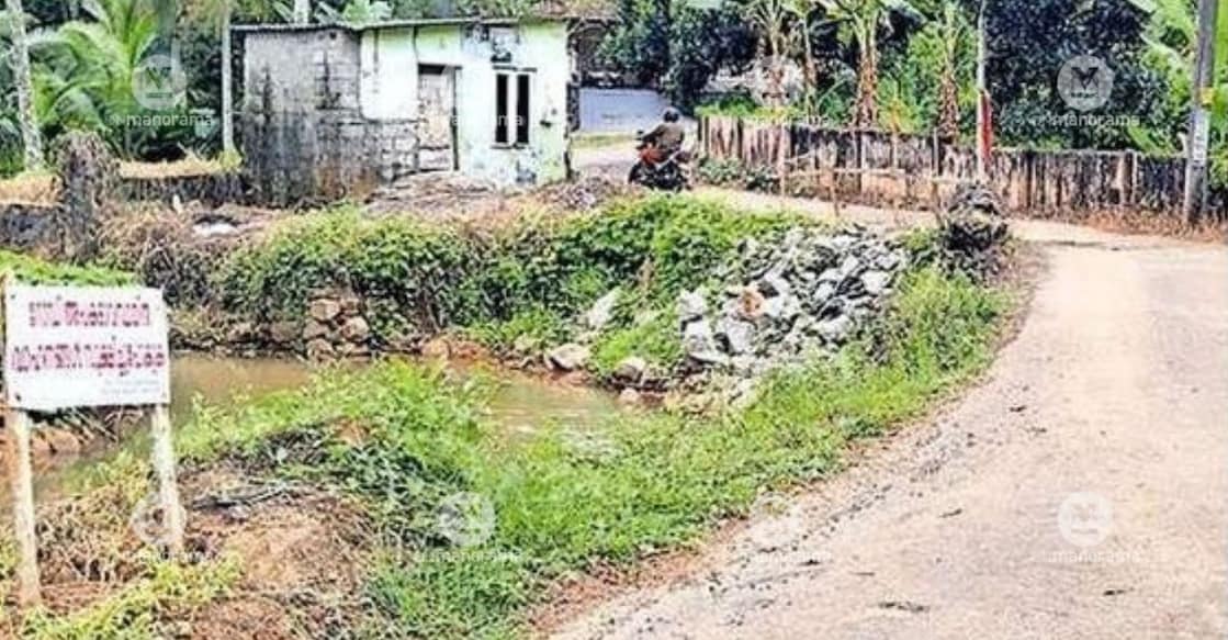 
Vehicles are left without adequate safety measures near the stalled culvert construction at Ottiyakuzhi in Kunnamthanam. Photo; Special Arrangement.