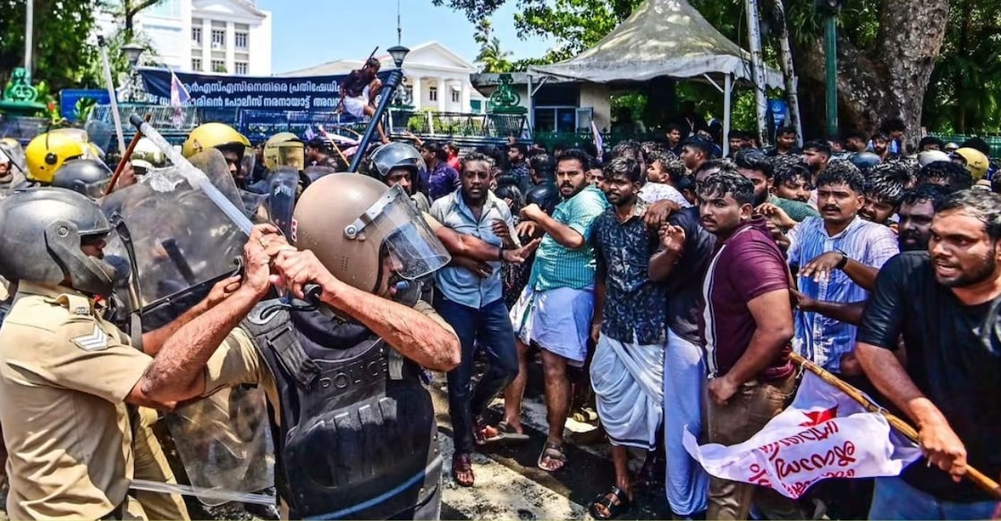 Police and SFI activists face off during a protest march in Palayam in Thiruvananthapuram. Photo: Facebook/Pinarayi Vijayan