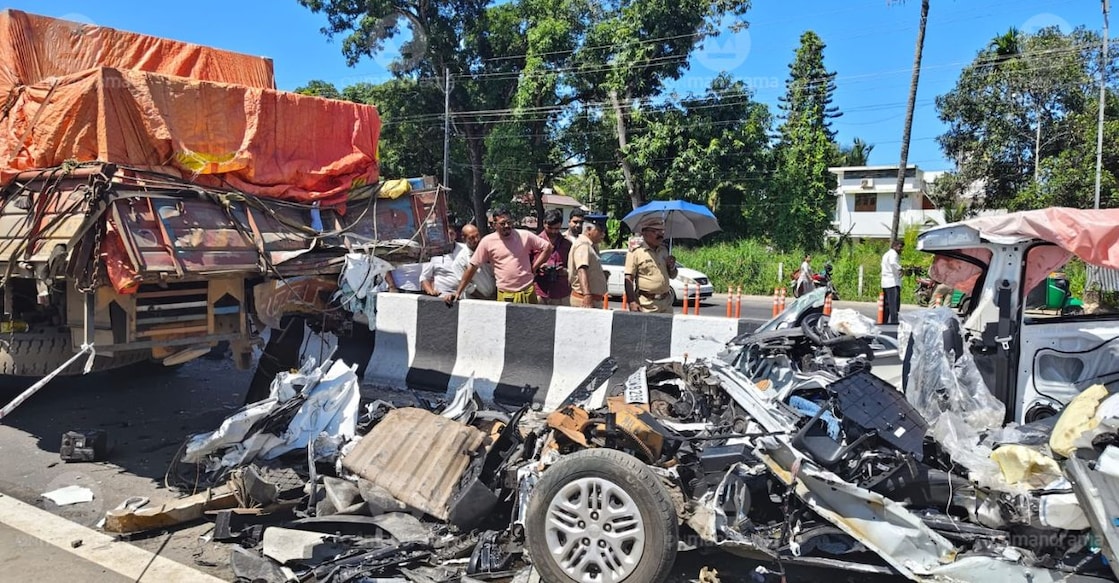 The mangled car and the illegally parked lorry involved in the accident. Photo: Vignesh Krishnamoorthy/ Manorama. 