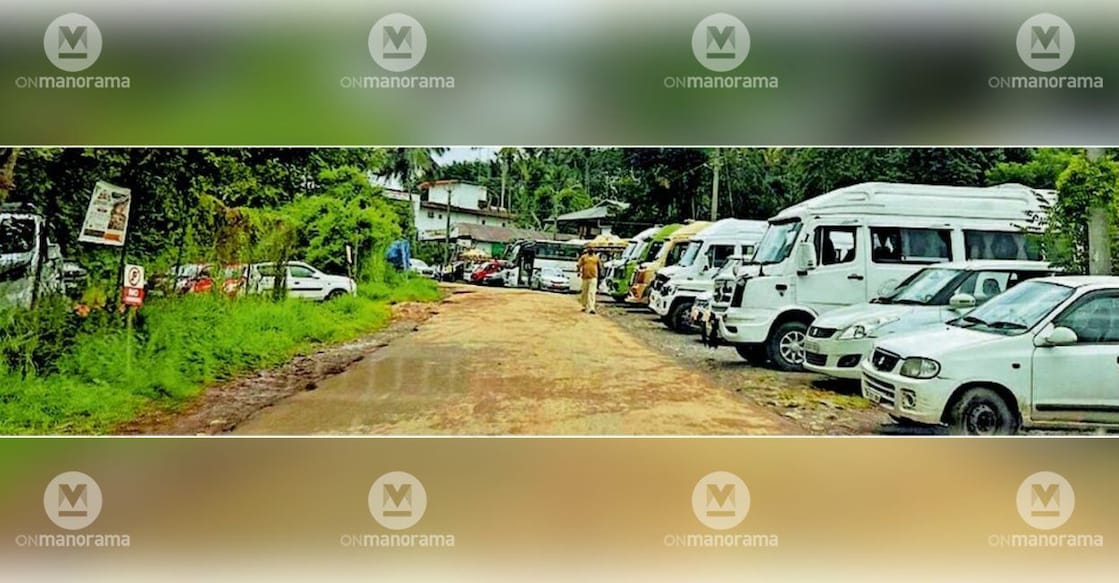 Tourist vehicles at Karapuzha Dam. Photo: Special Arrangement.