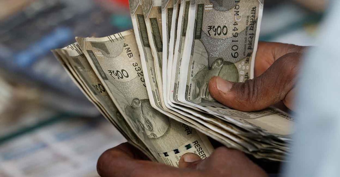 INDIA-MARKETS-RUPEE FILE PHOTO: A roadside currency exchange vendor counts notes in New Delhi, India, February 10, 2025. REUTERS/Priyanshu Singh/ File Photo