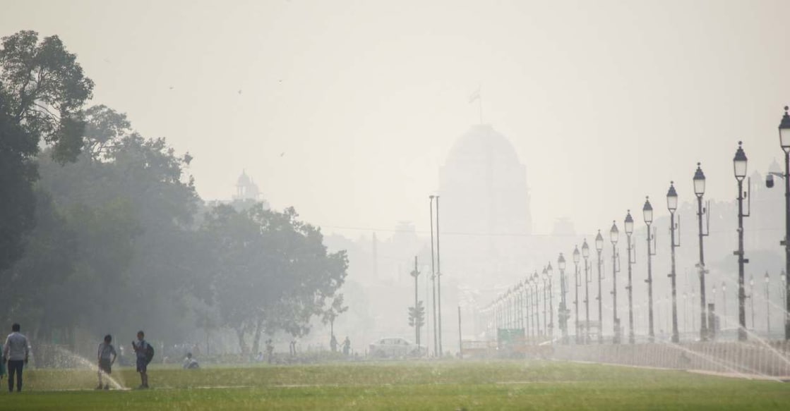 Dense smog envelops Rashtrapati Bhavan. Photo: IANS
 