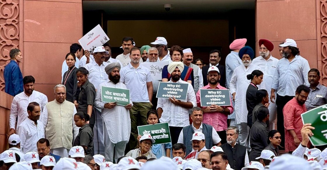 Opposition INDIA bloc MPs hold protest ahead of march to Election Commission of India office over the poll fraud issue, in New Delhi, Monday, Aug. 11, 2025. Photo: X/INC India