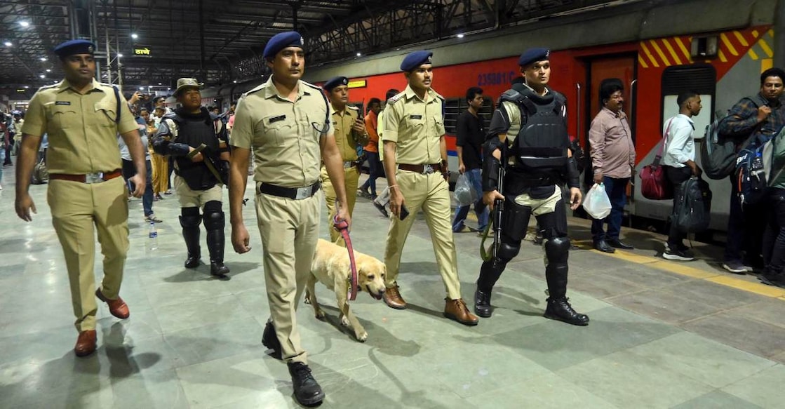 Mumbai: Bomb disposal squad checks premises of Chhatrapati Shivaji Maharaj Terminus (CSMT) following the blast in Delhi. Photo: PTI