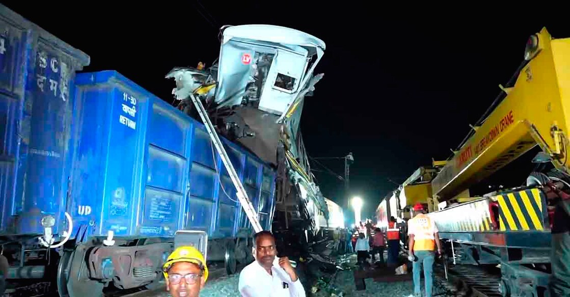 **EDS: SCREENGRAB VIA PTI VIDEOS** Bilaspur: Rescue operations underway at Lal Khadan Torva Fatak after a MEMU local train collided with a stationary goods train between Gatora and Bilaspur stations, Bilaspur, Chhattisgarh, Tuesday, Nov. 4, 2025. (PTI Photo)(PTI11_04_2025_000529B)