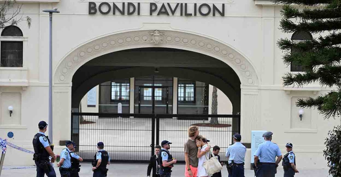 Police officers stand guard outside Bondi Pavilion following the attack on a Jewish holiday celebration at Sydney's Bondi Beach, in Sydney, Australia, December 15, 2025. File Photo: REUTERS/Flavio Brancaleone TPX IMAGES OF THE DAY