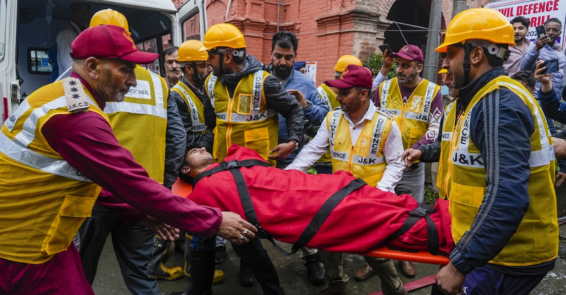 mock-drill Civil defence exercise 'Operation Shield' being conducted at Amar Niwas Complex in Srinagar on Saturday. Photo: PTI