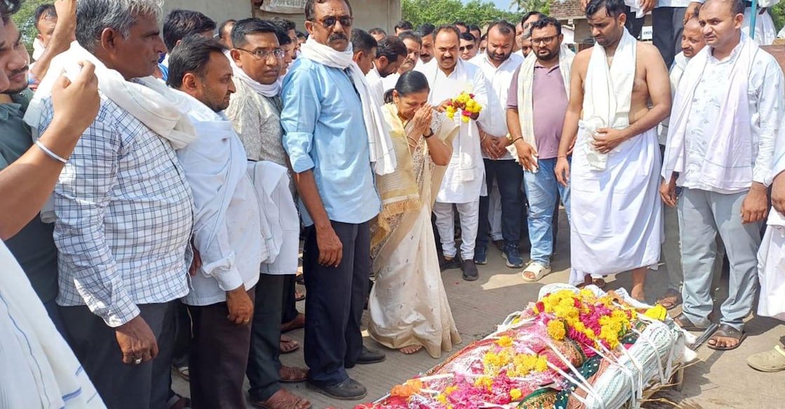 ahmedabad-farewell Loved ones gathered to perform the last rites of Kajal Solanki. Photo: Special Arrangement