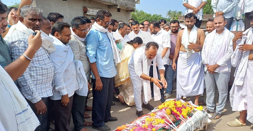 funeral Loved ones gathered to perform the last rites of Rakesh Diyora and Kajal Solanki. Photo: Special Arrangement