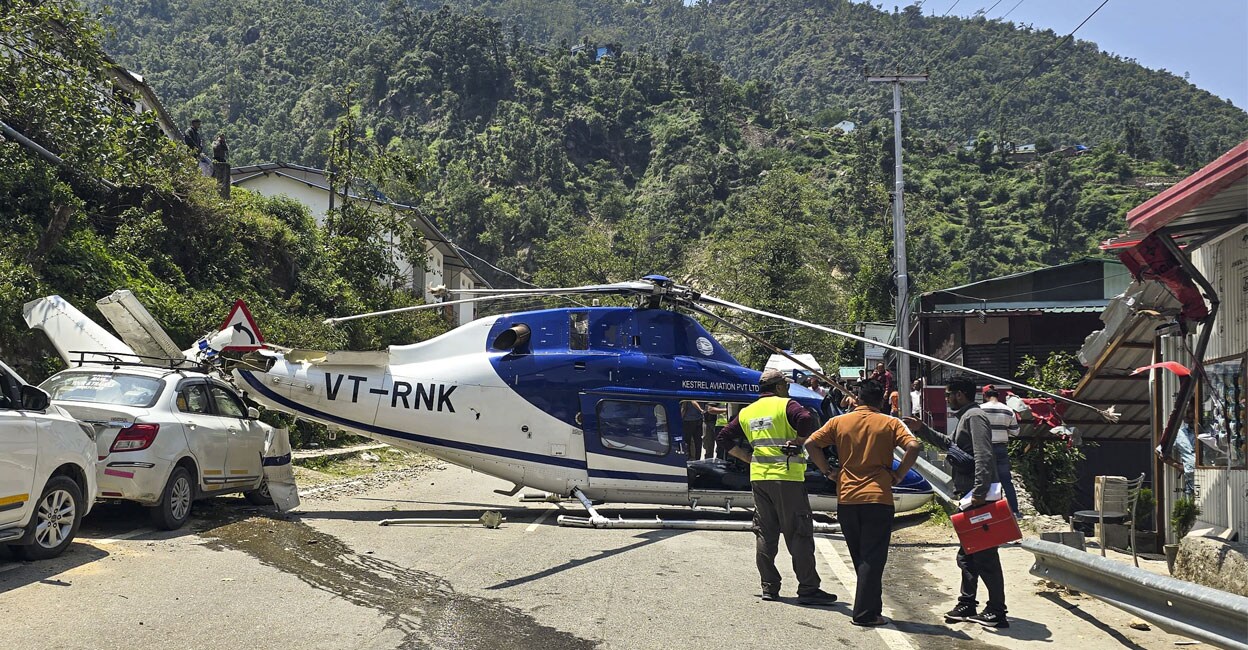 Kedarnath Dham-bound helicopter makes emergency landing. Photo: PTI