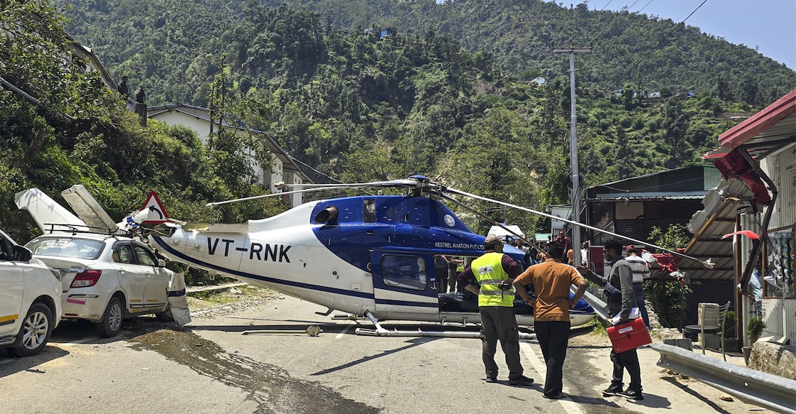 kedarnath-helicopter Kedarnath Dham-bound helicopter makes emergency landing. Photo: PTI