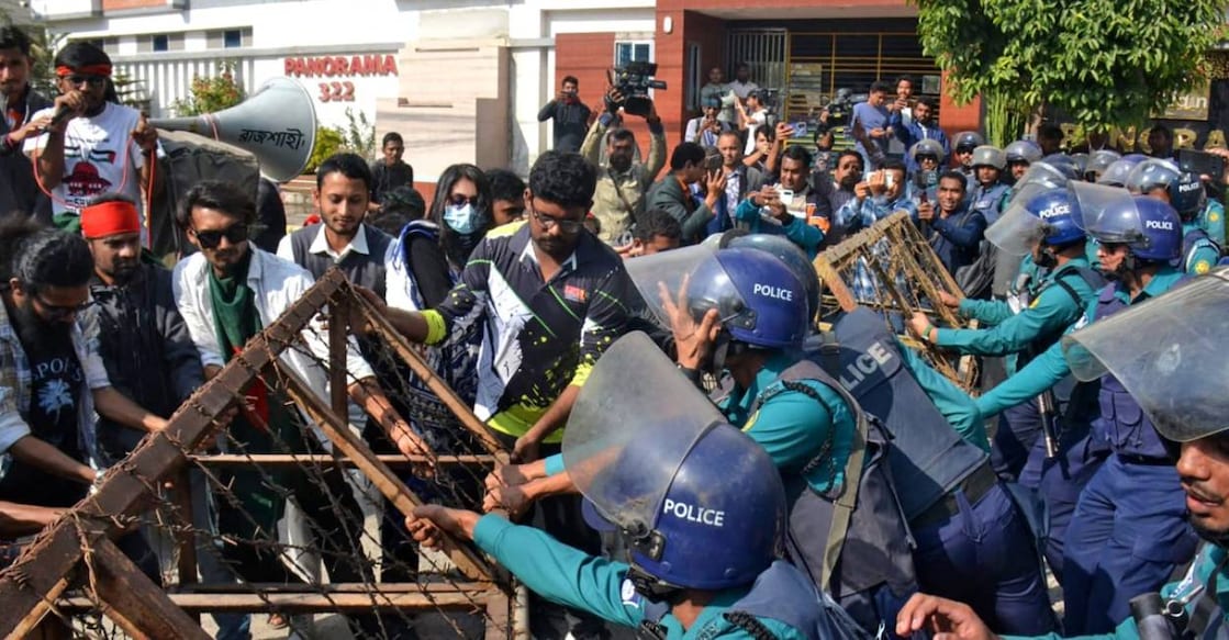 Bangladeshi police try to stop demonstrators as they march towards the assistant Indian high commissioner office in Rajshahi on December 18, 2025. Photo: AFP