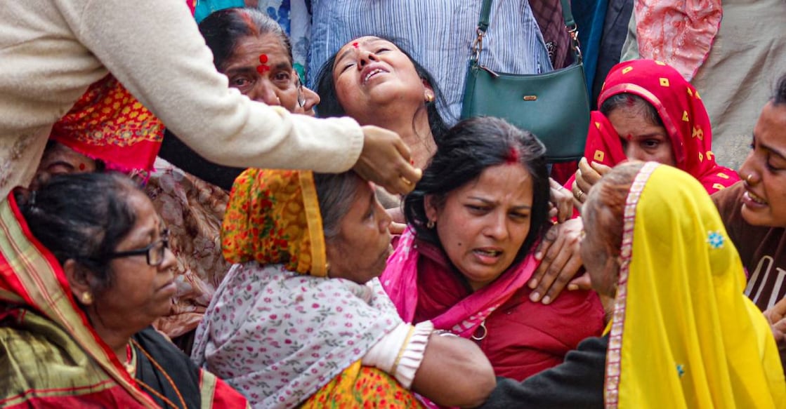 Family members of a victim, who died after consumption of allegedly contaminated water, mourn in Bhagirathpura area of Indore, Madhya Pradesh. Photo: PTI