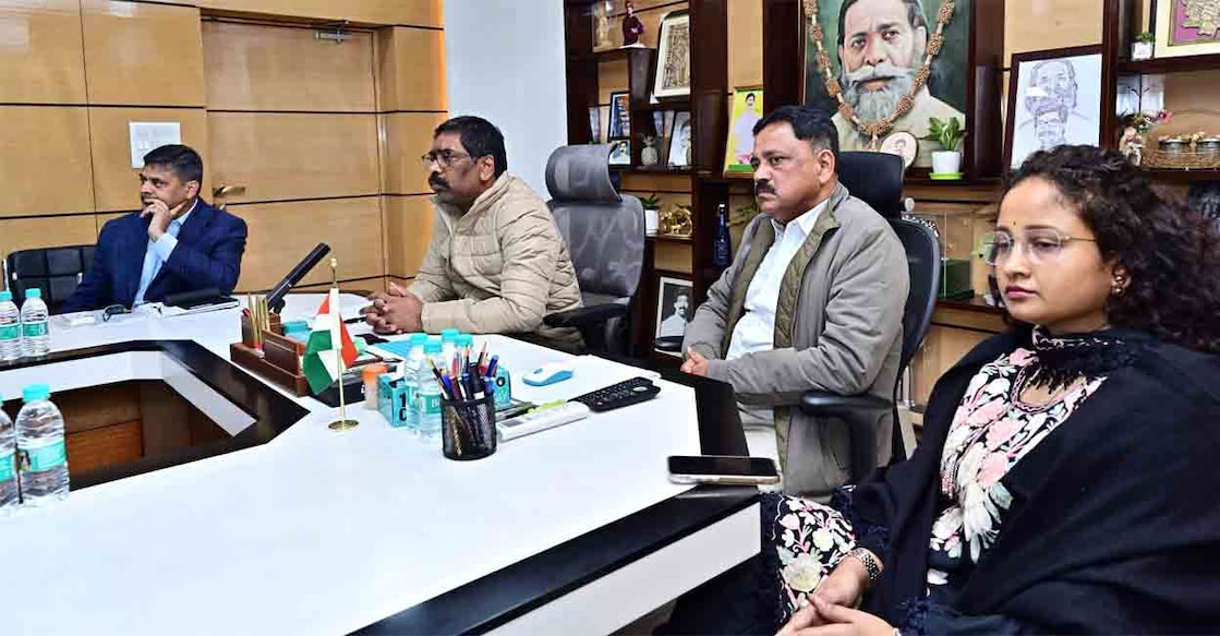 Jharkhand Chief MInister Hemant Soren chairs an official meeting. Photo: Special arrangement 