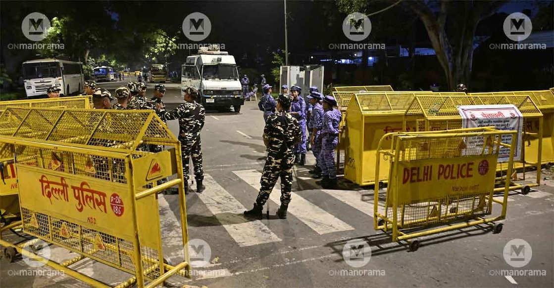 Police set up barricades at Jantar Mantar, Delhi, ahead of the CJP protest. Photo: Josekutty Panackal/Manorama