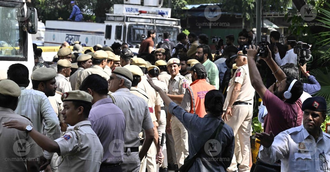 Police personnel block access to Jantar Mantar amid protests in Delhi. Photo: Josekutty Panackal/ Malayala Manorama.