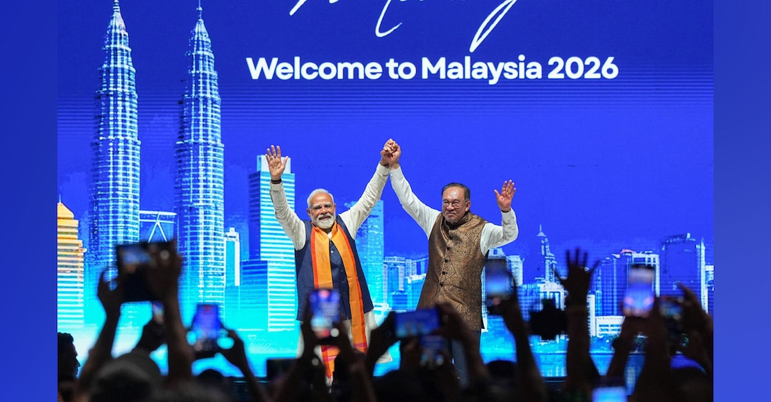 Indian Prime Minister Narendra Modi (left) and Malaysian Prime Minister Anwar Ibrahim (right) attend an Indian Community Event in Seri Kembangan, Malaysia, on Saturday. Photo: Azneal Ishak/Pool via REUTERS