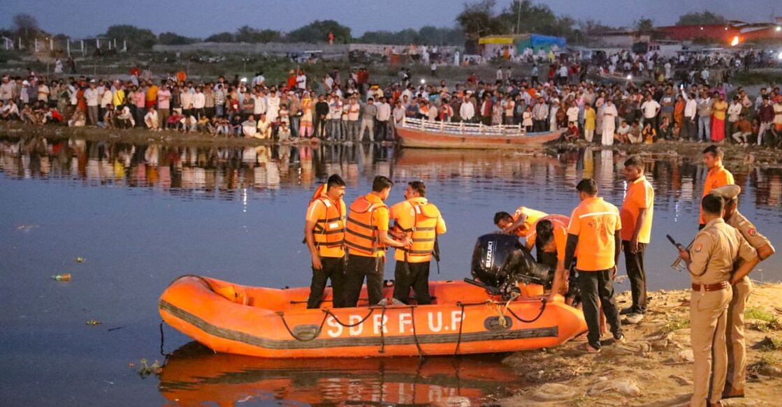 Rescue personnel during a search operation in the Yamuna River after a boat carrying pilgrims capsized near Kesi Ghat, in Mathura district, Friday, April 10, 2026. Photo: PTI