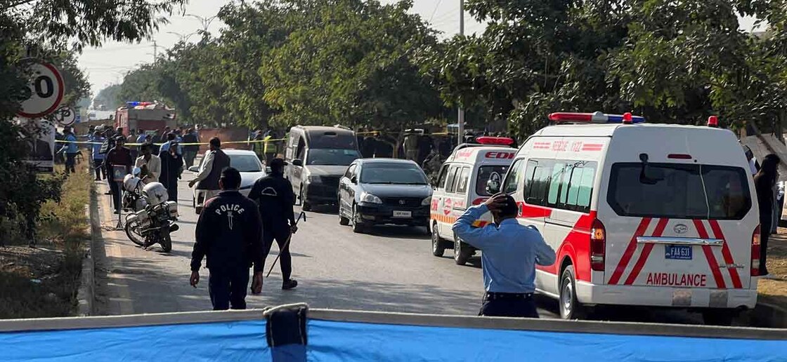 Police officers and ambulances on the road, that is cordoned off, after a blast outside a court building in Islamabad, Pakistan November 11, 2025. Photo: REUTERS/Salahuddin