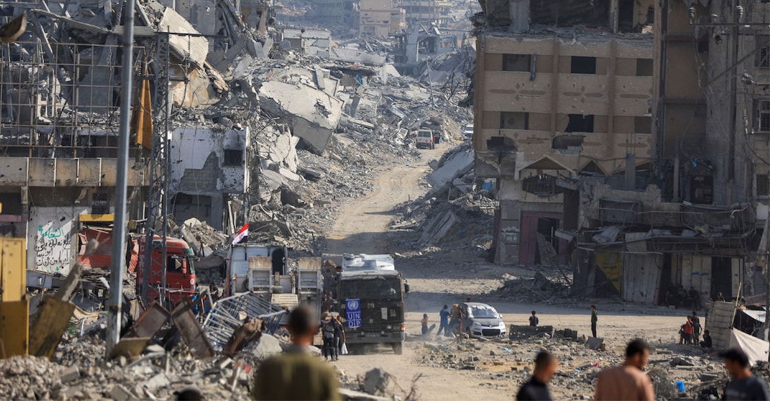 Palestinians gather as Red Cross personnel work in an area within the so-called 'yellow line' to which Israeli troops withdrew under the ceasefire in Gaza City, November 2, 2025. Photo: REUTERS/Dawoud Abu Alkas