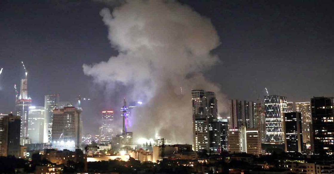 IRAN-NUCLEAR-TEL-AVIV-IMPACT Smoke billows following missile attack from Iran on Israel, at Tel Aviv, Israel June 13, 2025. Photo: REUTERS/Gideon Markowicz